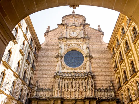 Fachada gótica y renacentista del Monasterio de Montserrat en Barcelona