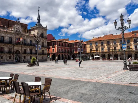 Plaza mayor en León, España