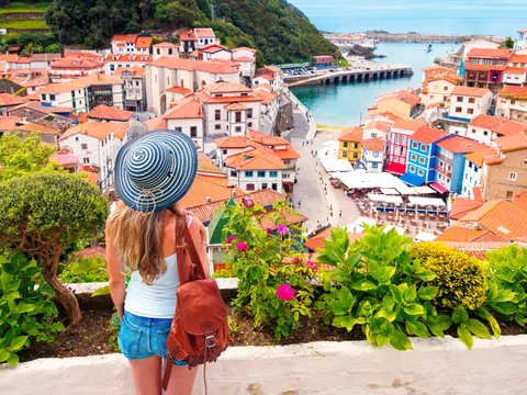 Mujer observando desde arriba Cudillero en la excursión de buendía