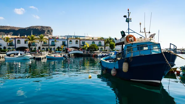 Embarcaciones en el puerto de Mogán, una estampa preciosa en la conocida como la Pequeña Venecia.