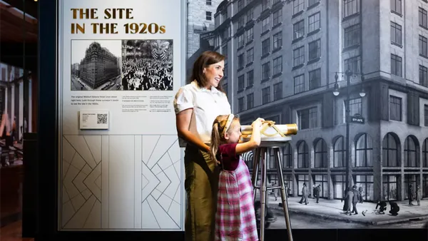Mujer y niña observan la exposición histórica del Empire State Building