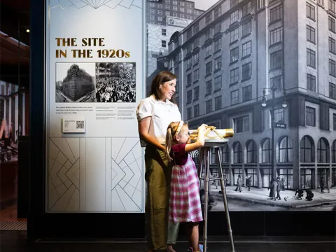 Mujer y niña observan la exposición histórica del Empire State Building