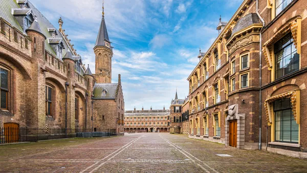 El Binnenhof es un complejo de edificios situado en el centro de la ciudad, te los enseñamos.