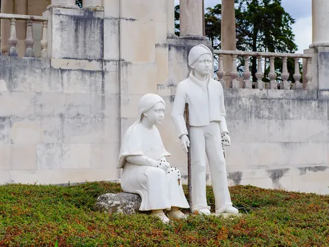 Estatua de los pastorcitos Lucía y Francisco Marto en el Santuario de Fátima