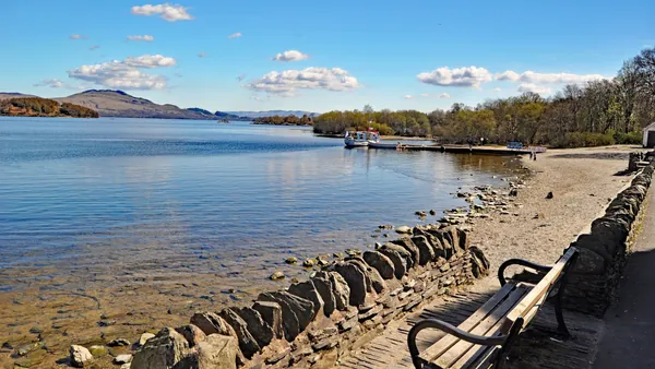 Orilla del lago Lonboch en la localidad de Luss
