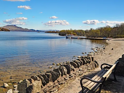 Orilla del lago Lonboch en la localidad de Luss