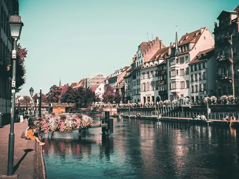 Río Ill con casas históricas de Estrasburgo, Francia