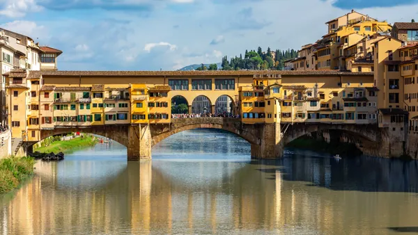 Vistas del Ponte Vecchio y sus famosas tiendas de joyas.