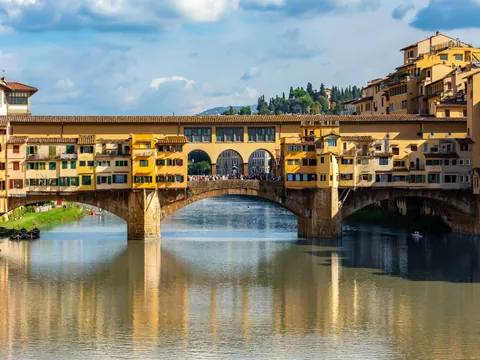 Vistas del Ponte Vecchio y sus famosas tiendas de joyas.