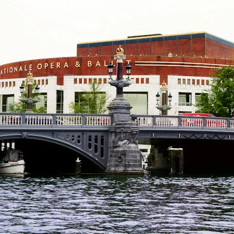 Stopera de Ámsterdam detras de un puente- Guía de viaje