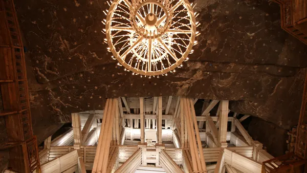 Cámara subterránea iluminada en las minas de sal de Wieliczka, Polonia