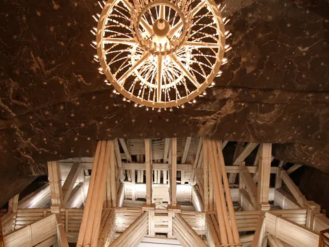 Cámara subterránea iluminada en las minas de sal de Wieliczka, Polonia