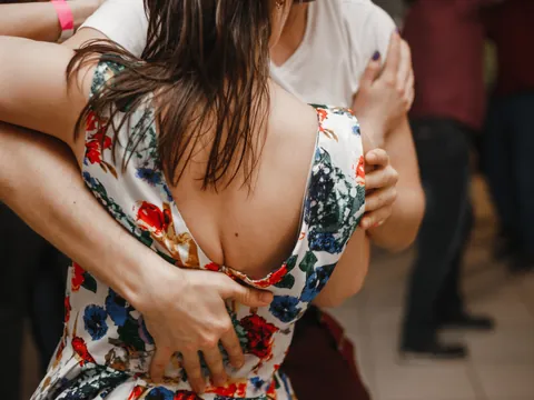 Pareja bailando ritmos caribeños en una ruta de bares en La Habana