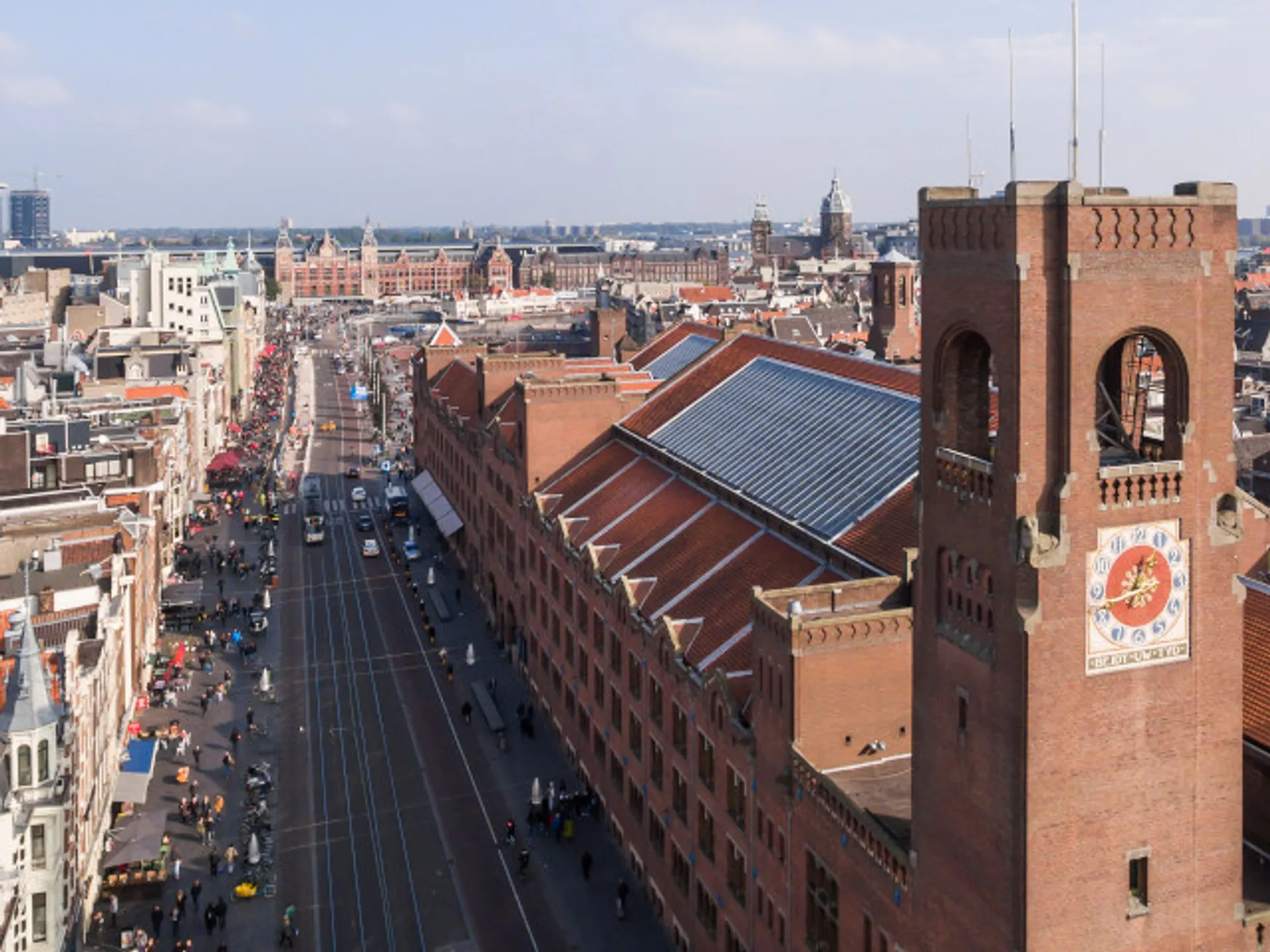 Edificio Beurs van Berlage vista del campanario, es un edificio de ladrillo rojo 