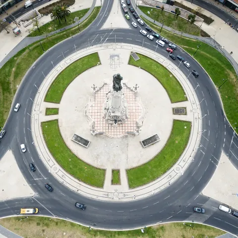 Vista picada superior de la Plaza del Marques de Pombal en Lisboa