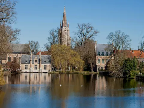 Vista del Minnewater (Lago de Amor) y la Iglesia de Nuestra Señora en Brujas, Bélgica.