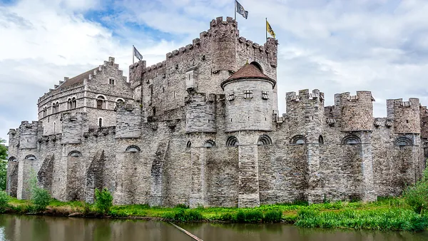 Castillo de los Condes en Gante con murallas medievales, torres y foso, único castillo medieval