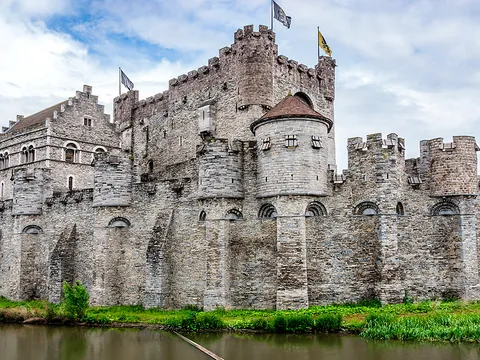 Castillo de los Condes en Gante con murallas medievales, torres y foso, único castillo medieval