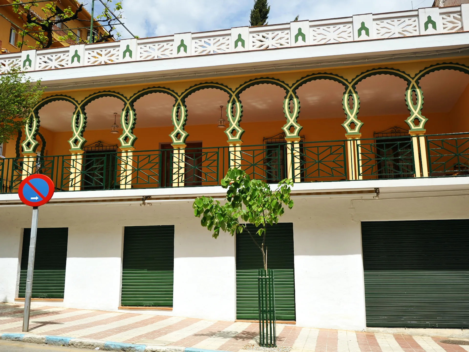 Edificio Lanjarón - Lanjarón: La puerta de la Alpujarra - Alrededores de Granada - Qué ver en Granada - Guía de Viajes Granada - Buendía