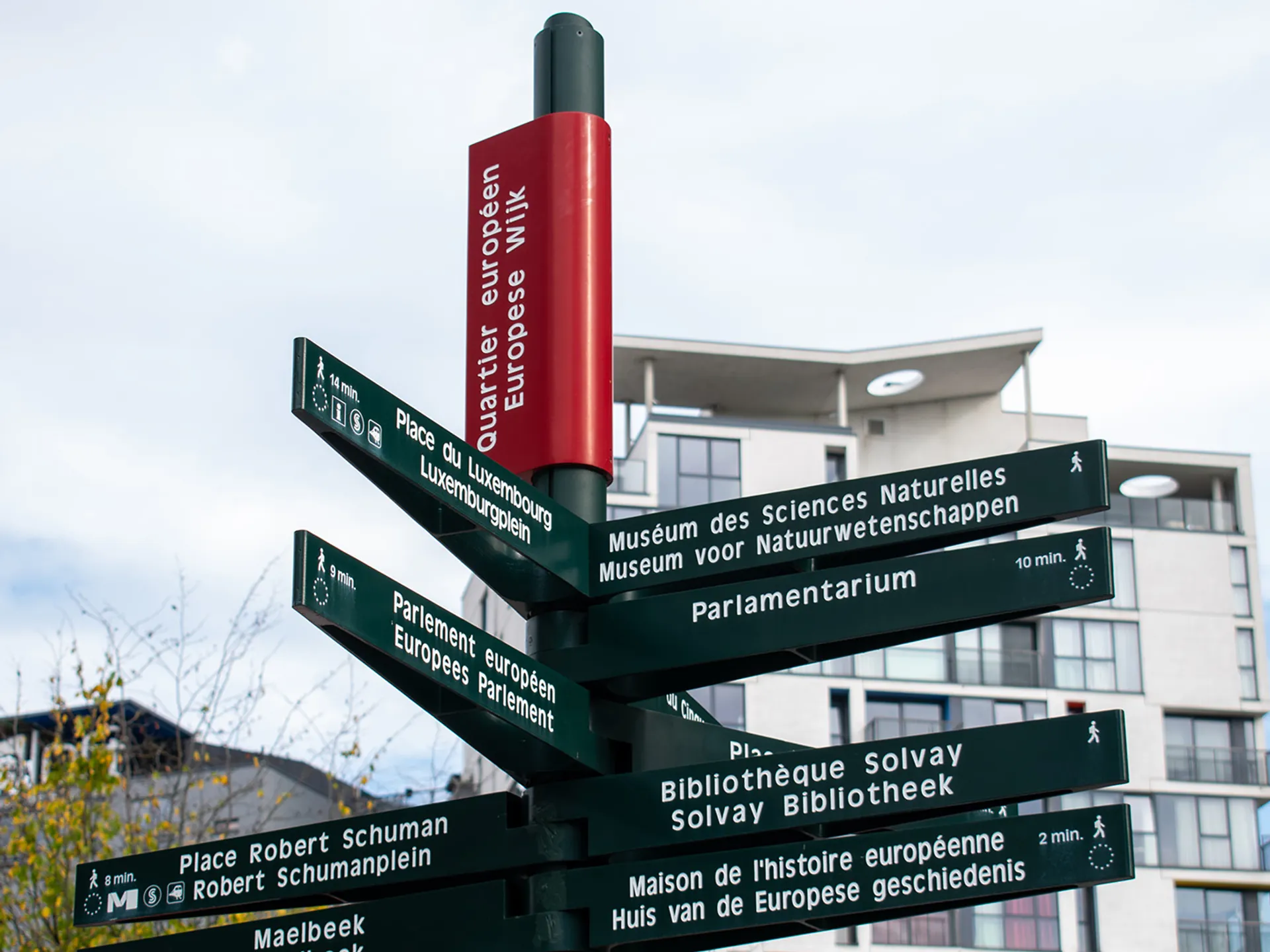 Señales direccionales bilingües en el Barrio Europeo de Bruselas, Bélgica