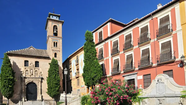 Plaza Nueva de Granada, la más antigua de la ciudad, rodeada de edificios históricos y con vistas al Albaicín.