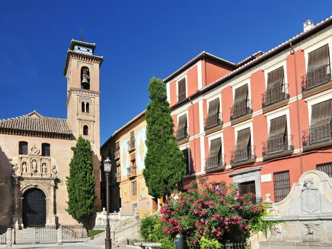 Plaza Nueva de Granada, la más antigua de la ciudad, rodeada de edificios históricos y con vistas al Albaicín.