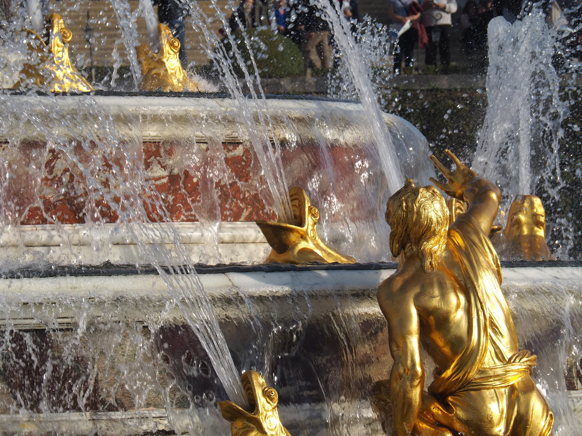 Ranas y esculturas doradas en una fuente del Palacio de Versalles de París