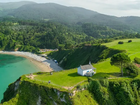 Excursión a Lagos de Covadonga, Cudillero y ermita de La Regalina desde Oviedo 