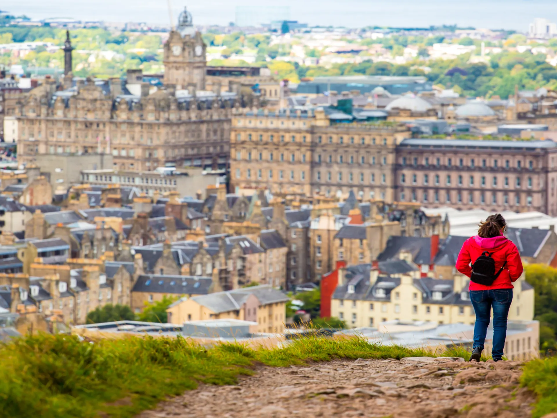 Chica caminando por Arthur's Seat - Arthur's Seat - Qué ver en Edimburgo - Guía de Viajes Edimburgo - Buendía Tours