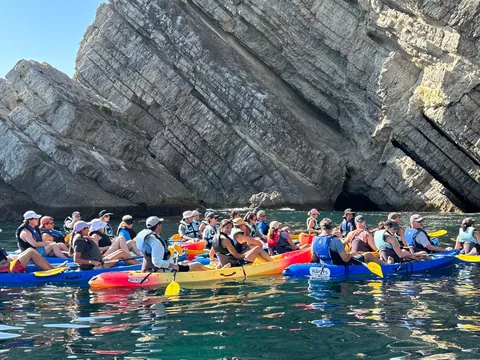 Kayaks detenidos para escuchar al guía durante el recorrido por la costa portuguesa.