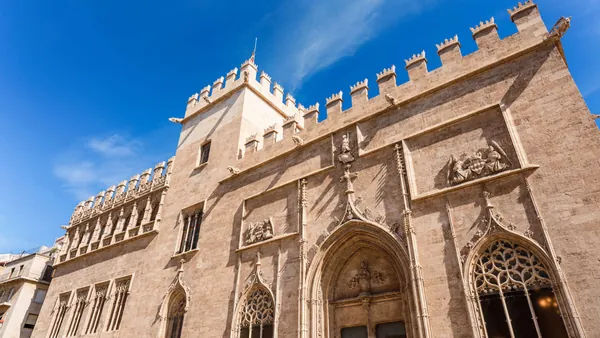Fachada gótica de la Lonja de la Seda en el centro histórico de Valencia