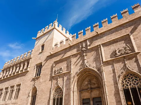 Fachada gótica de la Lonja de la Seda en el centro histórico de Valencia