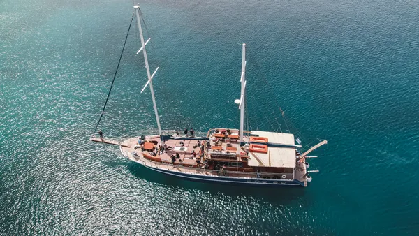 Vista panorámica del barco que realiza este crucero con almuerzo incluido.