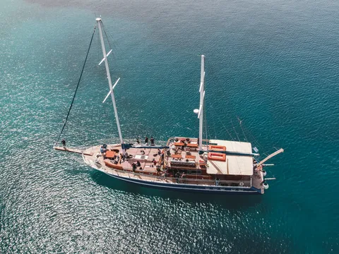 Vista panorámica del barco que realiza este crucero con almuerzo incluido.