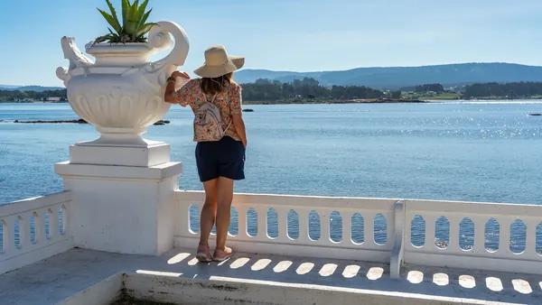 Mujer observando la ría desde un mirador de piedra en la Isla de la Toja, O Grove
