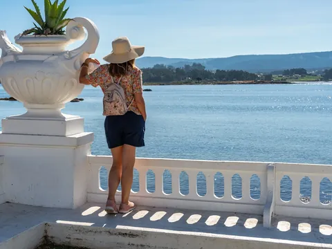 Mujer observando la ría desde un mirador de piedra en la Isla de la Toja, O Grove