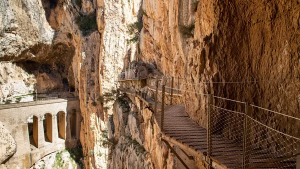 Pasarelas del Caminito del Rey junto a la vía del tren en el desfiladero, Málaga
