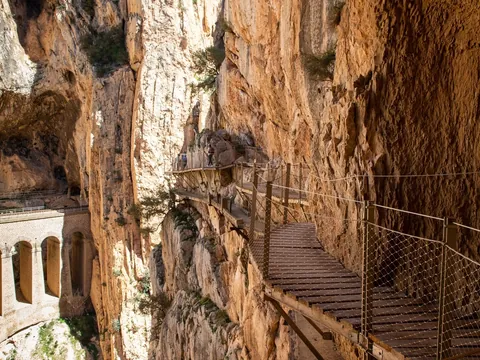 Pasarelas del Caminito del Rey junto a la vía del tren en el desfiladero, Málaga