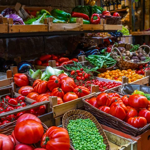 Coloridas verduras en el Mercado del Agricultor en Venecia, Italia