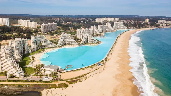 Piscina de 1 km de largo en San Alfonso del Mar, un complejo turístico único en Chile donde habrá tiempo para comer.