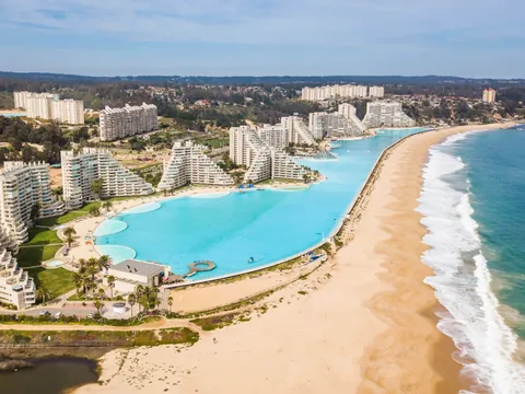 Piscina de 1 km de largo en San Alfonso del Mar, un complejo turístico único en Chile donde habrá tiempo para comer.