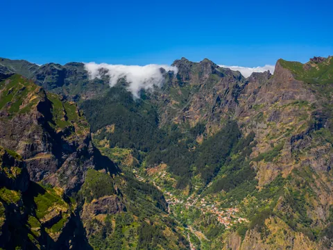 excursión 4x4 Madeira Funchal Acantilados Valles Degustacion Vino Skywalk