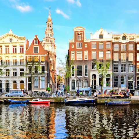 Casas del canal de Amsterdam al atardecer con el Zuiderkerk al fondo