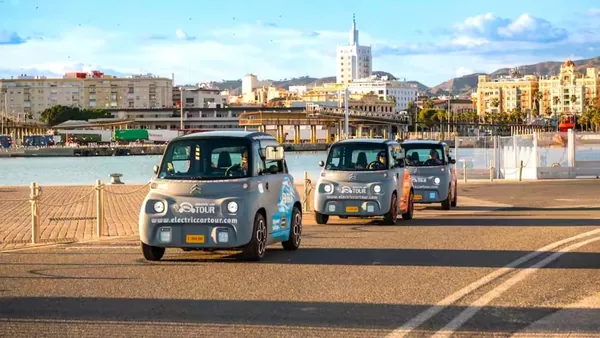 Tour de coches eléctricos compactos por el Muelle Uno en el Puerto de Málaga.