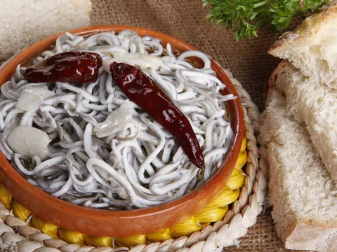 Angulas - Comida típica del País Vasco - Comer en Bilbao - Guía de viaje Bilbao - Buendía Tours