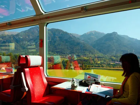 Paisajes de los Alpes Suizos vistos a través de las ventanas de los trenes Bernina y Glacier Express.