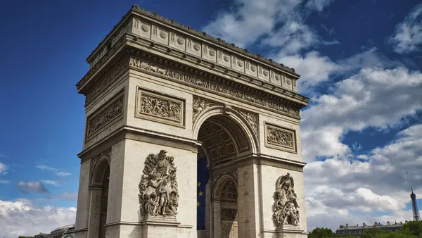 Detalle del Arco del Triunfo con relieves y bandera europea en París