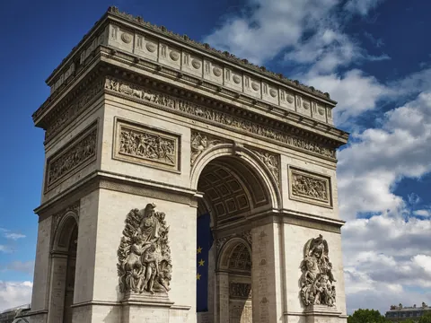 Detalle del Arco del Triunfo con relieves y bandera europea en París