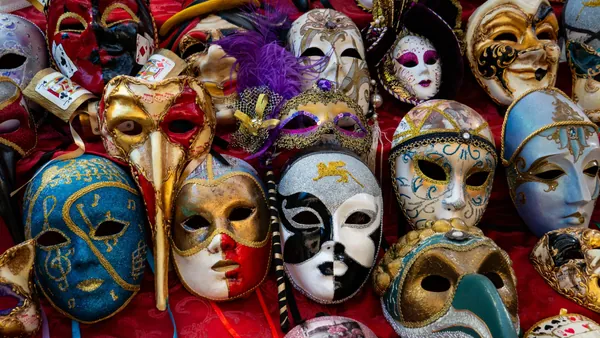 Aprende a crear tu propia máscara veneciana con este workshop