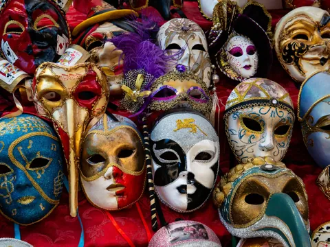 Aprende a crear tu propia máscara veneciana con este workshop